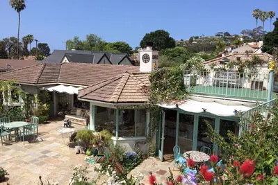 Image de Promo: Maison isolée avec vue fantaisiste près des plages, ville, port. 30 jours minimum