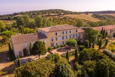Image de Domaine d'artiste élégant avec grande piscine et vue imprenable sur les Pyrénées