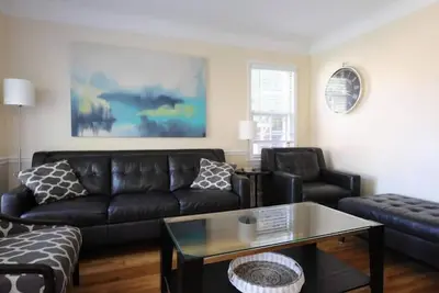 Image de Beauté moderne près de Tous les centres-villes! 10mi Dt Detroit. WiFi / Câble / Grill / Silencieux