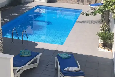Image de Villa de luxe avec piscine privée et vue sur la mer en retard disponibles offres disponibles