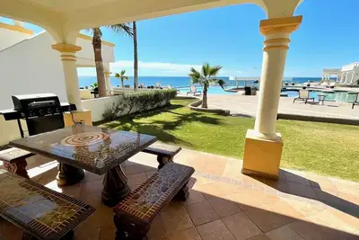 Image de Superbe villa de plage de 4 chambres sur la plage de sable à Las Palmas Beachfront Resort V6