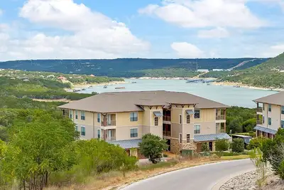 Image de Belle villa au Hollows Resort au lac Travis, vue sur le lac et la campagne, 4 piscines - Infini, bain à remous, 2 piscines de spa, club de plage / grill, accès au bord du lac, Snowbirds et Texans d’hiver accueillis