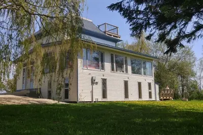 Image de Shamrock Beach Cottage, 8 chambres, près de la côte ouest sablonneuse de l’Ontario!