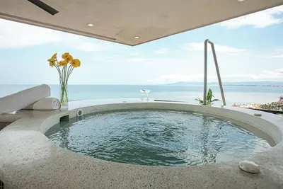 Image de S605 Andrew Christian Skyhouse 2bed 2bath Corner Jacuzzi