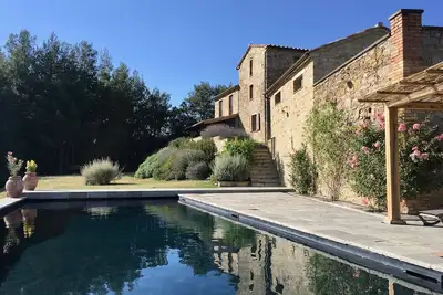 Superbe villa au sommet d'une colline avec vue imprenable et piscine, oliveraie, vignes et bois