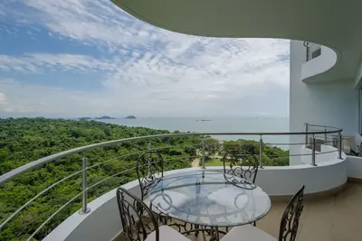 17j Charming Apartment with Ocean and Jungle Views with Pool