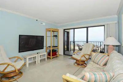 Image de Activites Quotidiennes Gratuites! 2 chambres à coucher, 2 unités de bain avec open den. Accès au balcon face à l'océan depuis le salon et la chambre principale