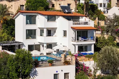 Image de Villa de luxe avec piscine privée et vue sur mer