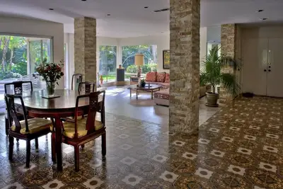Image de Sereine 3 ch, 2 ba maison du milieu du siècle entourée d'un magnifique jardin, 1 M plage