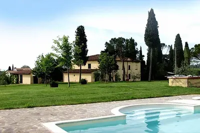 Image de Villa Vinacciolo: Une villa agréable et spacieuse de deux étages entourée de verdure.
