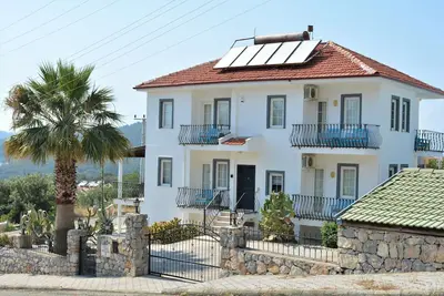 Image de Villa avec grande piscine privée, bar et jardins. Peut accueillir jusqu'à 14 adultes.
