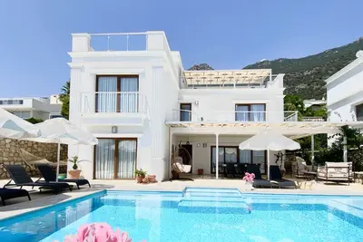 Image de Villa de luxe exclusive avec piscine à débordement chauffée et jacuzzi et vue panoramique