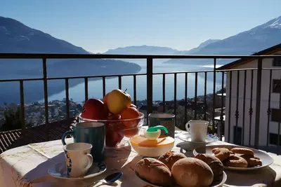 appartement lumineux avec balcon donnant sur le lac