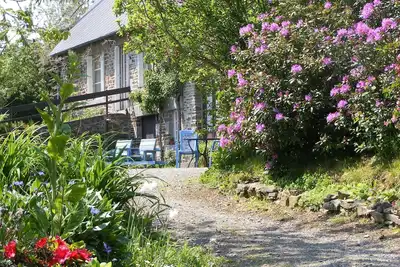 Image de Un gîte rural entouré de vergers et d'un beau jardin