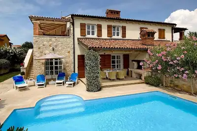 Élégante villa avec piscine privée dans un village calme près de Porec