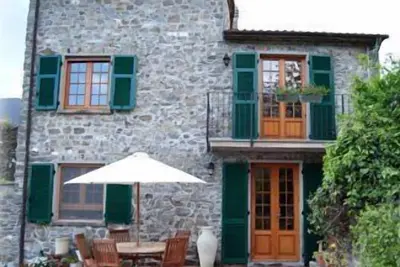 Image de Villa traditionnelle en pierre avec terrasse et jardins, dans les collines de Lunigiana, au nord de la Toscane.