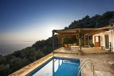 Ysyhia - Cottage avec piscine privée et vue sur la mer