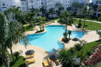 Image de 2 Chambre Plage Appartement donnant sur la piscine et palmiers Sur New Golden Mile