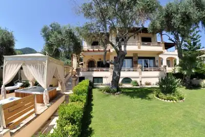 Image de Villas de prestige | CÔTE Est | Villa front de mer avec piscine hydro 50m de Taverna