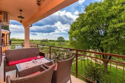 Image de Appartement avec grand jardin pour jouer au football