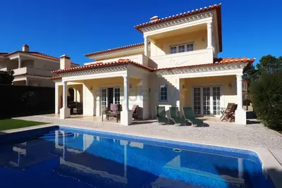 Image de Villa de 4 chambres avec piscine privée chauffée, jardin et barbecue