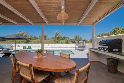Image de Tasos Villas - No 2. Villa individuelle avec coin salon privé en terrasse.