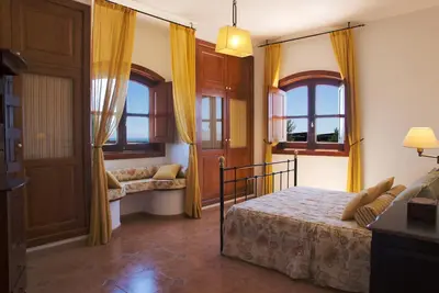 Image de Élégante villa rurale avec vue sur la mer et la montagne, piscine privée chauffée, Internet