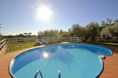 Villa Eos: Une accueillante villa de deux étages entourée de verdure.