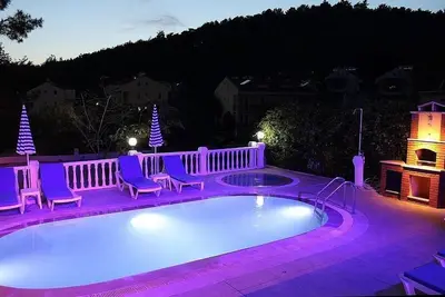 Image de Villa privée avec piscine privée et bébé piscine et vue sur la forêt de pin
