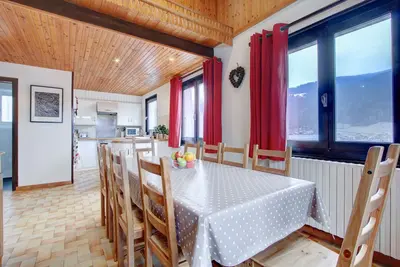 Image de Chalet 'ski in' à côté des pistes et dans le centre du village.