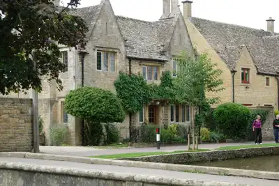 Image de Fairlie Cottage surplombe la rivière dans le parking Bourton-on-the-Water pour 3 voitures.