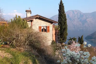 Image de retraite rurale alpin avec une vue fabuleuse encore à proximité des installations au bord du lac
