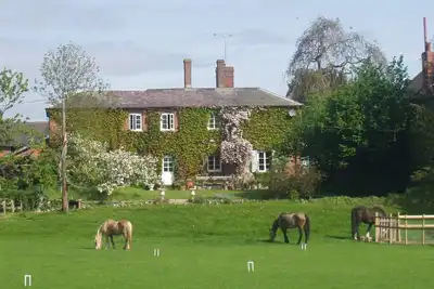 Image de Lower Buckton House dans le pays Ă seulement 10 miles Ă l'ouest de Ludlow. Famille, amis et animaux