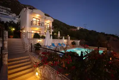 Image de Luxe élégant Villa avec piscine privée chauffée et de superbes vues de la baie de Kalkan