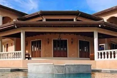 Kapinjala avec jacuzzi, piscine à débordement et vue panoramique sur la forêt tropicale et la mer