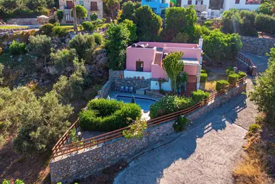 Villa Francesca une belle villa avec piscine privée et jardins matures isolés
