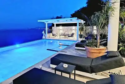 Image de Agni Bay, NEcoast, luxueuse villa vue mer \/ intimité \/ piscine \/ WiFi \/ Ac \/ smart-Tv \/ barbecue \/ plage