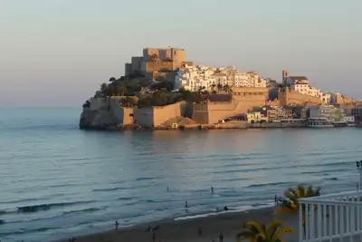 Image de PeñĂscola front de mer surplombant la vieille ville et le château