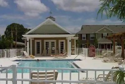 Image de Boutique et joli condo floridien inspiré de la plage avec une jolie piscine!