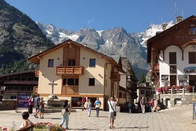 Image de Appartement caractéristique sur la place centrale de l'église de Courmayeur