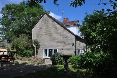 Image de Annexe de chalet indépendante avec animaux domestiques et jardin. Léger et spacieux.