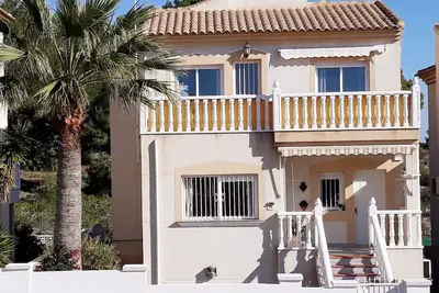 Image de 5 chambres, 3 salles de bains, jacuzzi \/ tennis de table adossé au golf de Villamartin