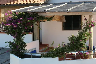 Image de la maison sur la cĂ´te du soleil Ă 100 m. Chiessi la mer