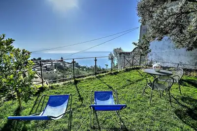 Image de Villa Arletta: Une vieille maison de deux étages caractéristique située sur une colline.