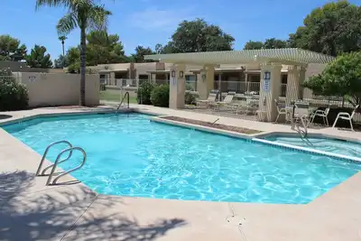 Image de Rénové 2 chambres, 2 salles de bain casita à Westbrook Village avec piscine / bain à remous