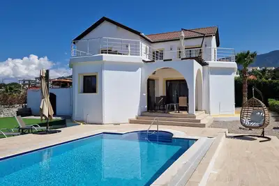 Image de Belle villa avec piscine privée, superbe vue mer et montagne, pour les familles \/ adultes