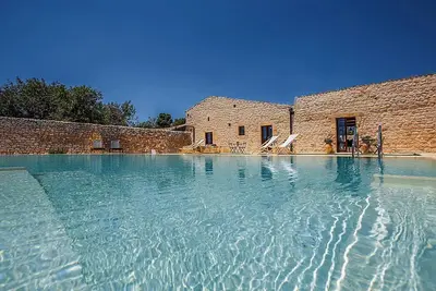 Image de Salina, Villa avec piscine dans la campagne de la Sicile. Près de la plage de Sampieri