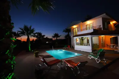 Image de Superbe villa individuelle de 3 chambres avec piscine privée, jardin spacieux et WiFi