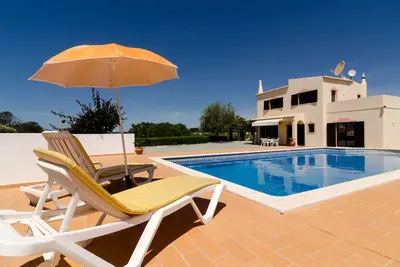 Image de Villa V4 avec piscine privée près de la plage de Marinha