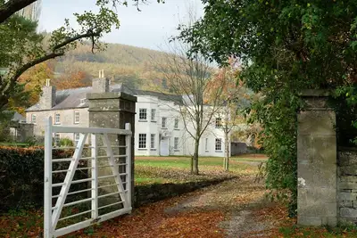 Image de Tall John's House: un grand manoir géorgien dans des terrains étendus